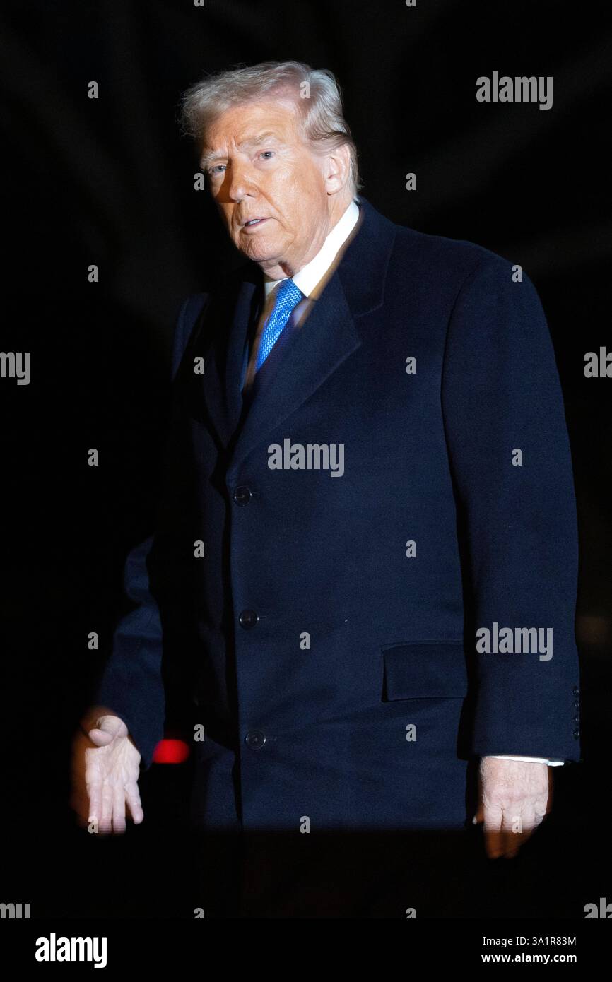 Le président américain Trump traverse la pelouse sud après avoir descendu de Marine One à la Maison Blanche à Washington, DC, États-Unis le 09 mars 2025. Le président Trump revient d’un week-end chez lui en Floride. Crédit : Shawn Thew/Pool via CNP Banque D'Images