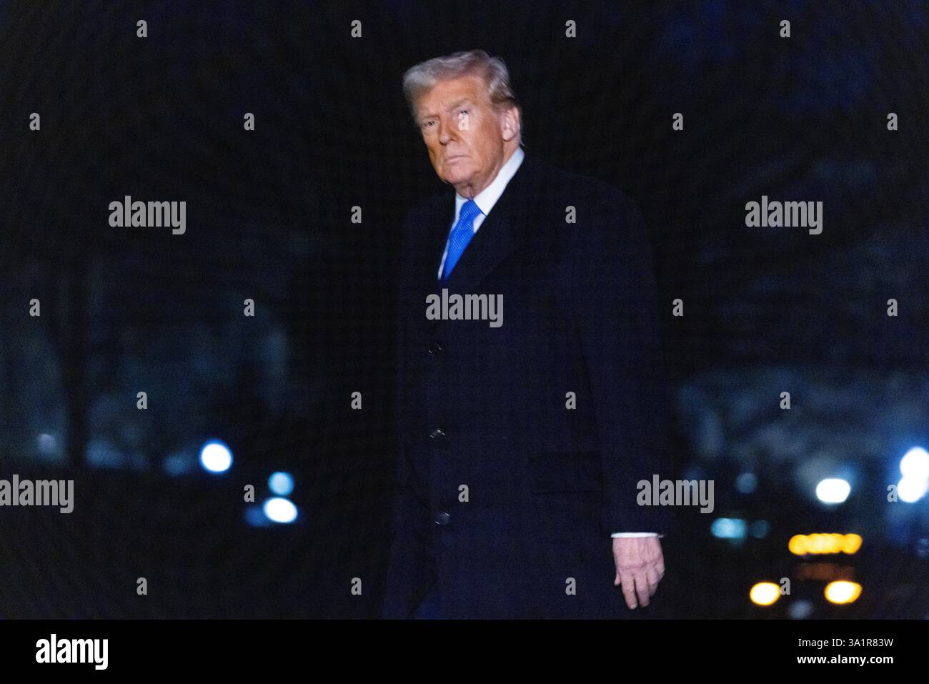 Le président américain Trump traverse la pelouse sud après avoir descendu de Marine One à la Maison Blanche à Washington, DC, États-Unis le 09 mars 2025. Le président Trump revient d’un week-end chez lui en Floride. Crédit : Shawn Thew/Pool via CNP Banque D'Images