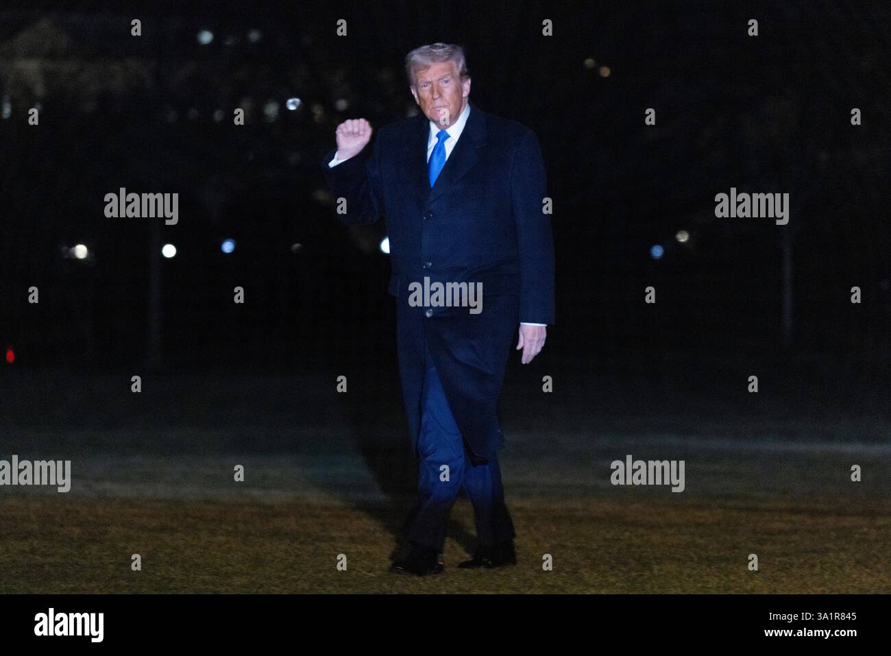 Le président américain Trump traverse la pelouse sud après avoir descendu de Marine One à la Maison Blanche à Washington, DC, États-Unis le 09 mars 2025. Le président Trump revient d’un week-end chez lui en Floride. Crédit : Shawn Thew/Pool via CNP Banque D'Images