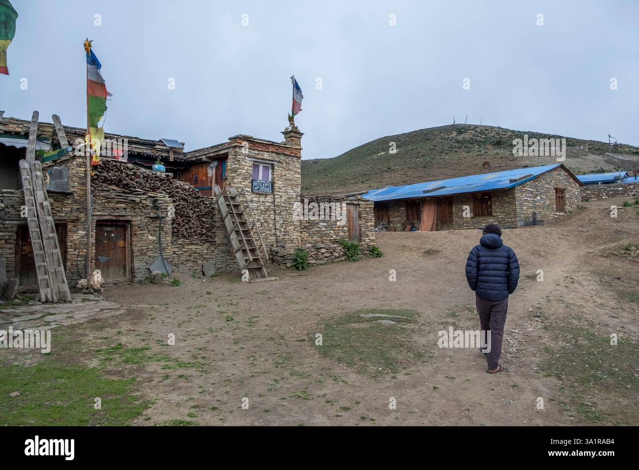 Une personne marche à travers le village vide de Nar dans la zone reculée du Népal rural. Banque D'Images