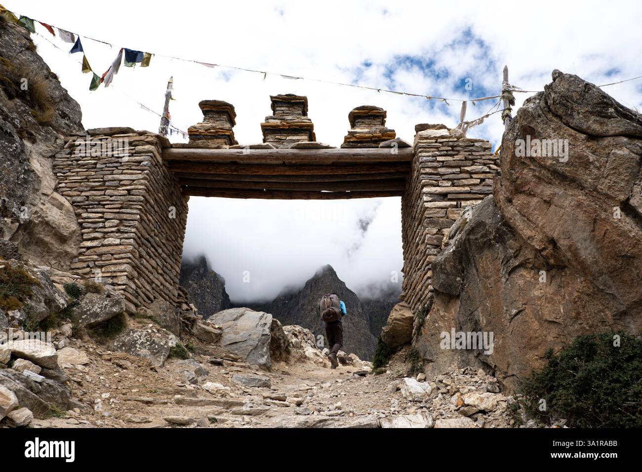 Un trekker passe par la porte de Nar sur le trek de la vallée de Nar-Phu dans la zone reculée du Népal rural, Banque D'Images