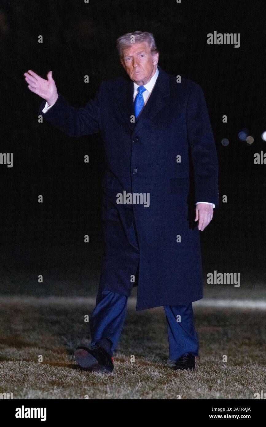 Le président américain Trump traverse la pelouse sud après avoir descendu de Marine One à la Maison Blanche à Washington, DC, États-Unis le 09 mars 2025. Le président Trump revient d’un week-end chez lui en Floride. Crédit : Shawn Thew / Pool via CNP / MediaPunch Banque D'Images