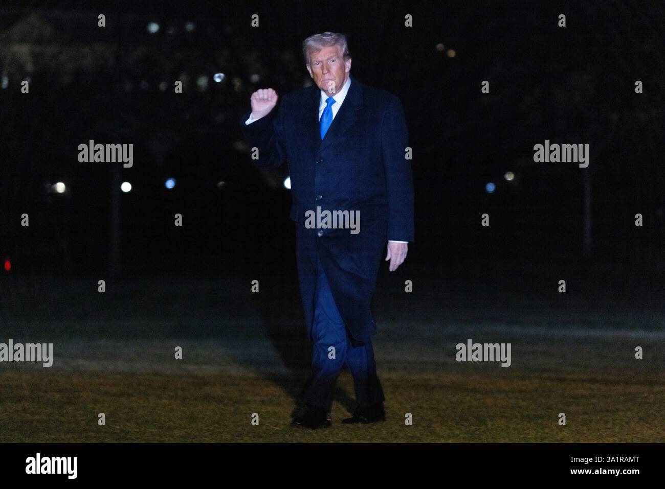 Le président américain Trump traverse la pelouse sud après avoir descendu de Marine One à la Maison Blanche à Washington, DC, États-Unis le 09 mars 2025. Le président Trump revient d’un week-end chez lui en Floride. Crédit : Shawn Thew / Pool via CNP / MediaPunch Banque D'Images