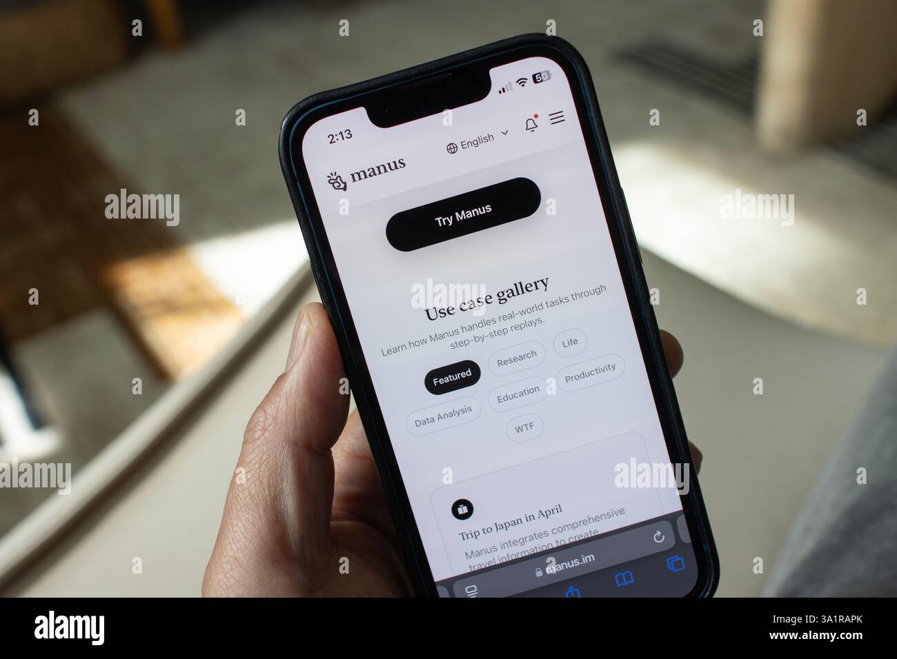 Un utilisateur d'iPhone navigue sur le site Web de Manus, un nouvel agent chinois d'IA générale capable de gérer des tâches complexes et réelles, le dimanche 9 mars 2025. Banque D'Images Un utilisateur d'iPhone navigue sur le site Web de Manus, un nouvel agent chinois d'IA générale capable de gérer des tâches complexes et réelles, le dimanche 9 mars 2025. Banque D'Images