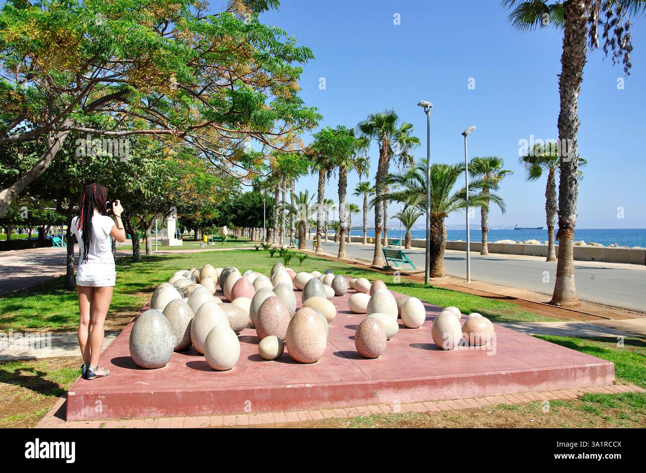 Sculptures modernes sur la promenade de la plage, Limassol, district de Limassol, République de Chypre Banque D'Images