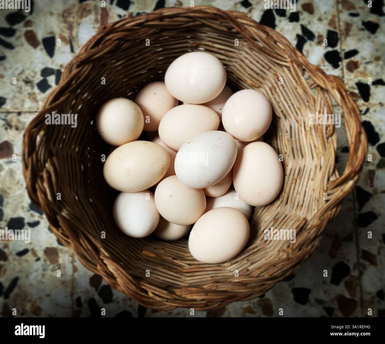 Un panier avec des œufs à Prado del Rey, Cadix, Andalousie, Espagne - Image de stock capturée avec un smartphone