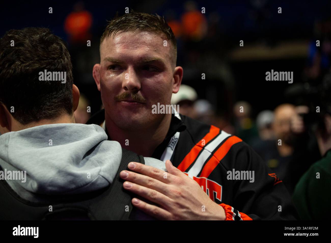 Tulsa, Oklahoma, États-Unis. 10 mars 2025. WYATT HENDRICKSON d'Oklahoma State embrasse ses anciens coéquipiers de l'Air Force lors de la quatrième session des Big 12 Wrestling Championships 2025 au BOK Center à Tulsa, Oklahoma. (Crédit image : © Daniel McGregor-Huyer/ZUMA Press Wire) USAGE ÉDITORIAL SEULEMENT! Non destiné à UN USAGE commercial ! Banque D'Images