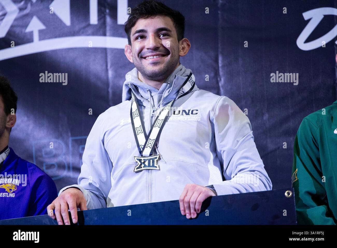 Tulsa, Oklahoma, États-Unis. 10 mars 2025. DOMINICK SERRANO du nord du Colorado se dresse sur le podium lors de la quatrième session des Championnats de la Big 12 Wrestling 2025 au BOK Center à Tulsa, Oklahoma. (Crédit image : © Daniel McGregor-Huyer/ZUMA Press Wire) USAGE ÉDITORIAL SEULEMENT! Non destiné à UN USAGE commercial ! Banque D'Images