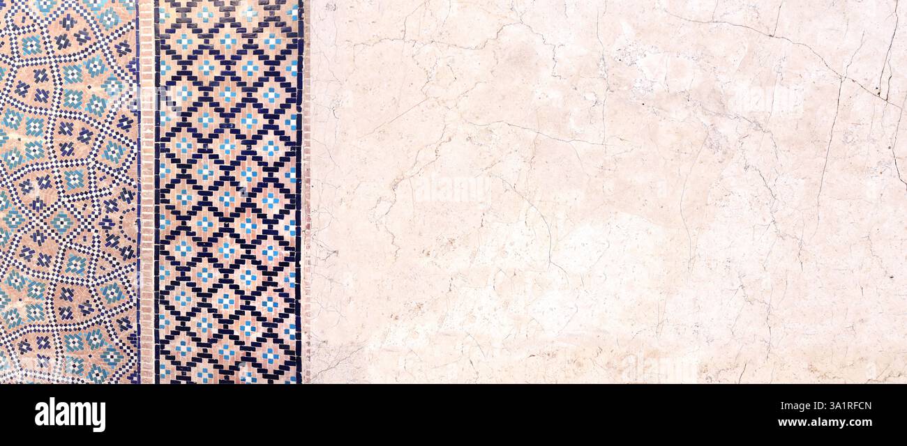 Détail du mur traditionnel en mosaïque persane avec ornement de tuiles. Fond horizontal ou vertical avec cadre en carreaux de céramique. Modèle de maquette. Copier l'espace Banque D'Images