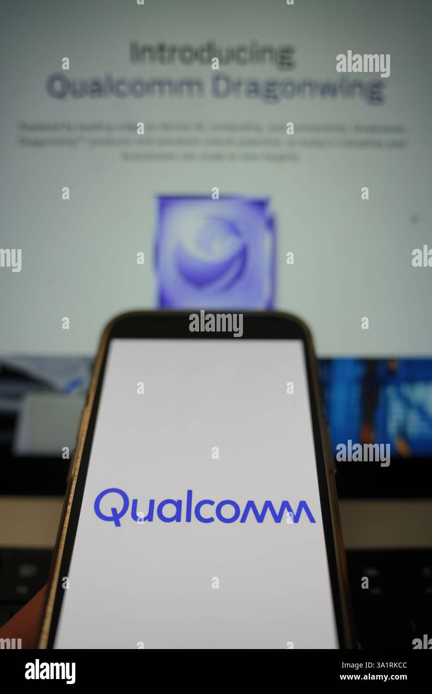 Roosendaal, pays-Bas - 10 mars 2025 : un téléphone portable arborant le logo de Qualcomm et le site Web de la société montrant le produit Dragonwing Banque D'Images