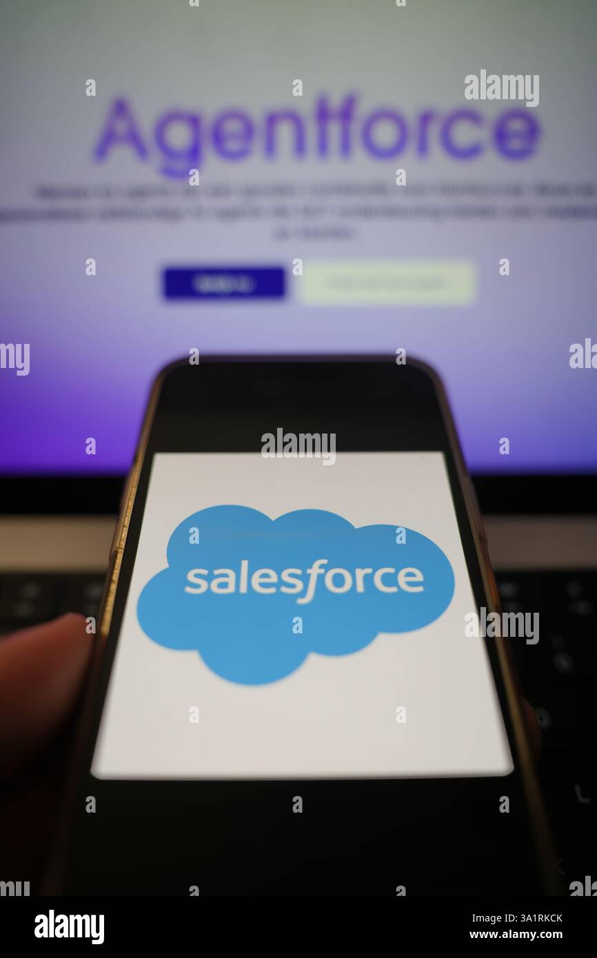 Roosendaal, pays-Bas - 10 mars 2025 : un téléphone portable affichant le logo de Salesforce, avec le site Web de la société, affichant Agentforce, en th Banque D'Images