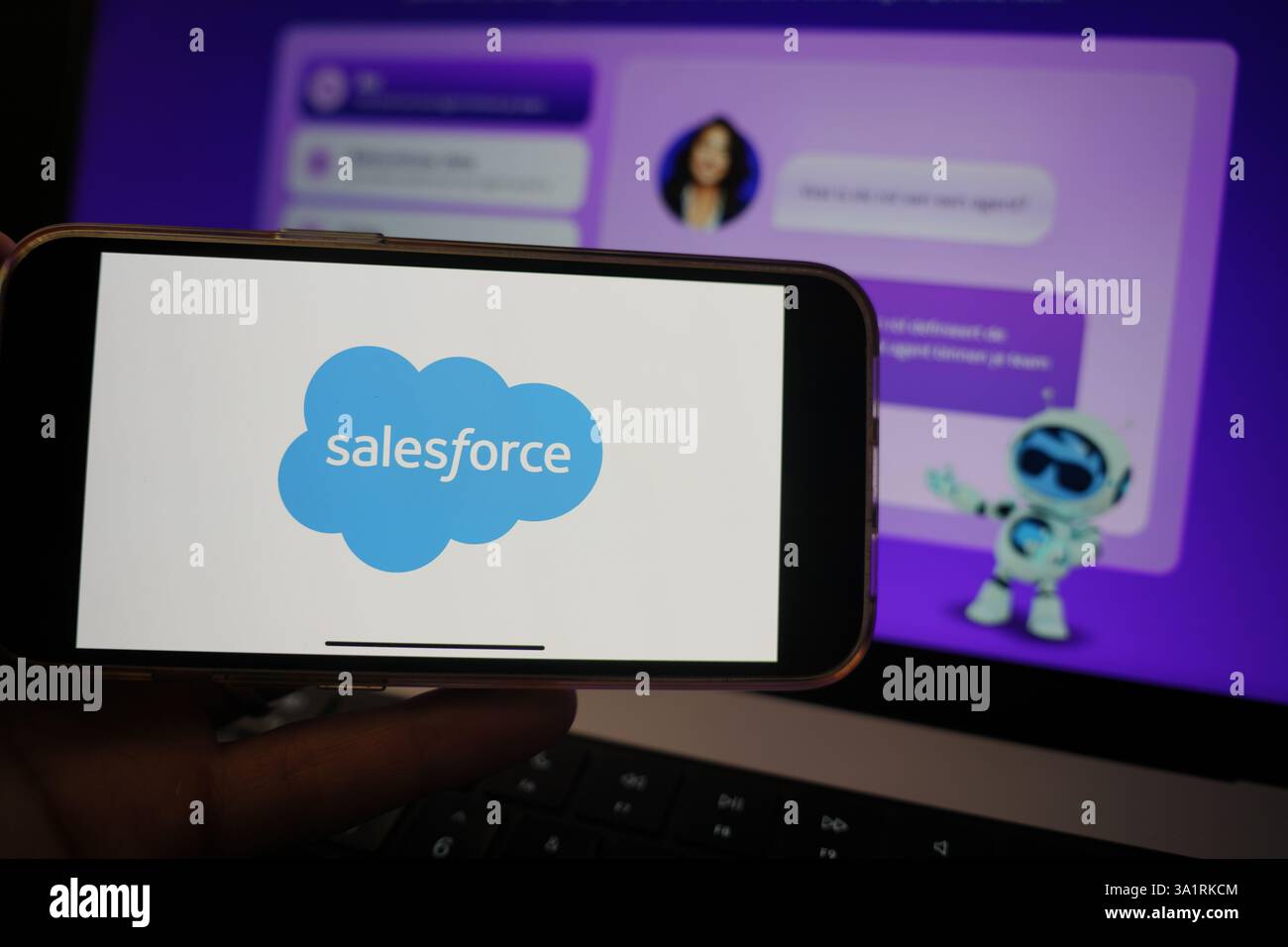 Roosendaal, pays-Bas - 10 mars 2025 : un téléphone portable affichant le logo de Salesforce, avec le site Web de la société, affichant Agentforce, en th Banque D'Images