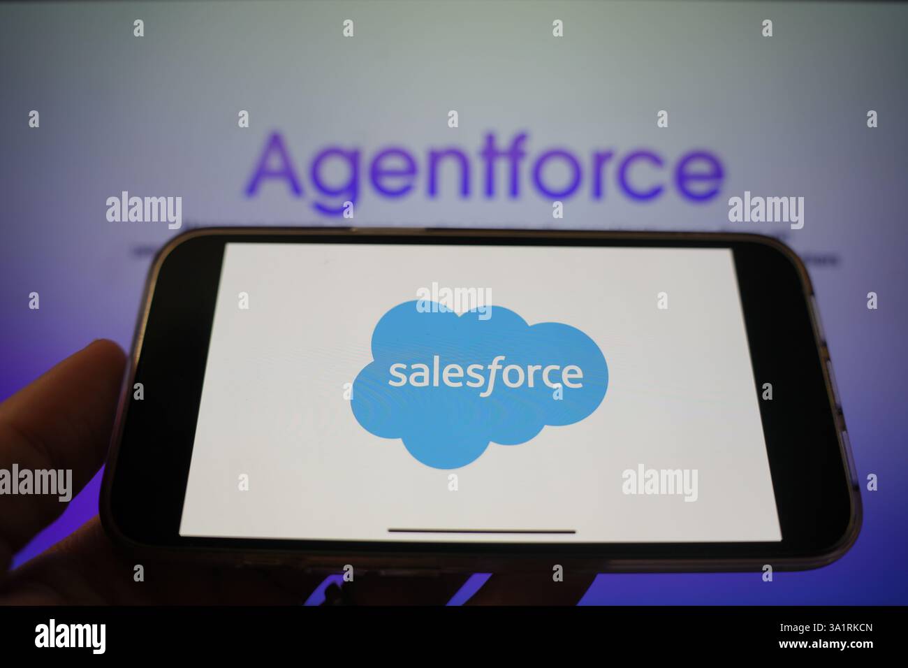 Roosendaal, pays-Bas - 10 mars 2025 : un téléphone portable affichant le logo de Salesforce, avec le site Web de la société, affichant Agentforce, en th Banque D'Images