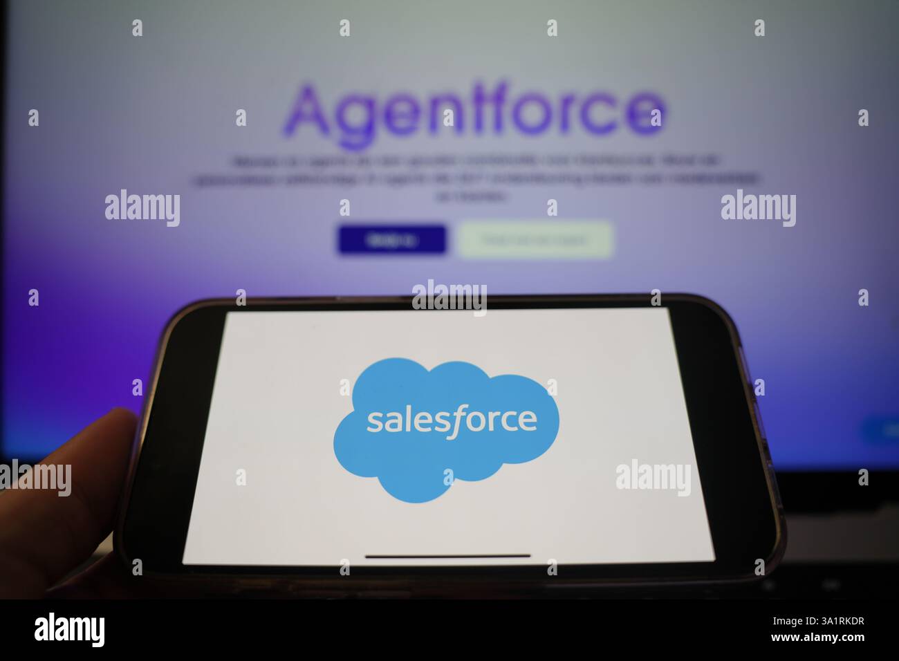 Roosendaal, pays-Bas - 10 mars 2025 : un téléphone portable affichant le logo de Salesforce, avec le site Web de la société, affichant Agentforce, en th Banque D'Images