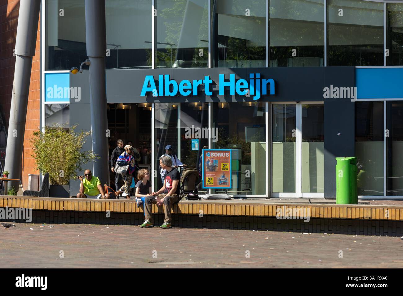 Logo Ahrend signe sur le bâtiment. Ahrend. Créer des espaces de travail vitalisants. Nous sommes une entreprise internationale dans le mobilier de bureau et les solutions spatiales Banque D'Images