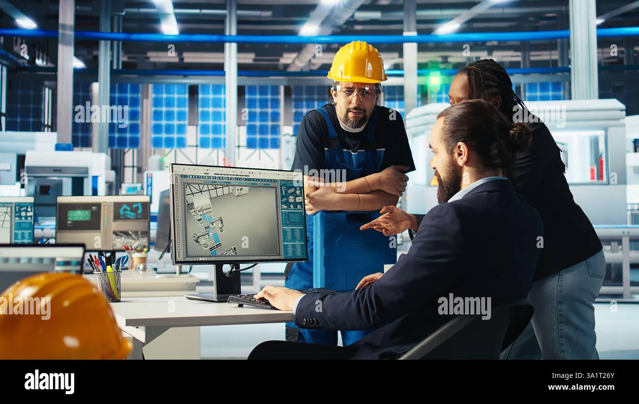 Directeur d'usine photovoltaïque donnant des tâches aux travailleurs, leur demandant d'ajuster les paramètres du système. Chef d'équipe expliquant aux employés comment optimiser l'approvisionnement en énergie dans l'usine de fabrication de panneaux solaires, caméra A. Banque D'Images