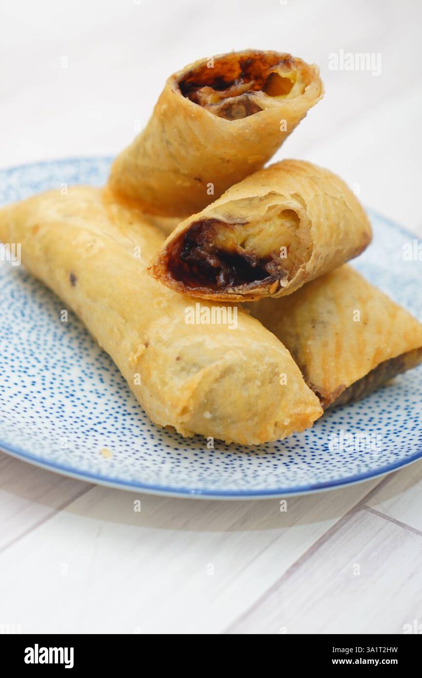 Cuisine indonésienne, Piscok frit ou pisang coklat, banane avec confiture de chocolat recouverte de pâte de rouleau de printemps Banque D'Images