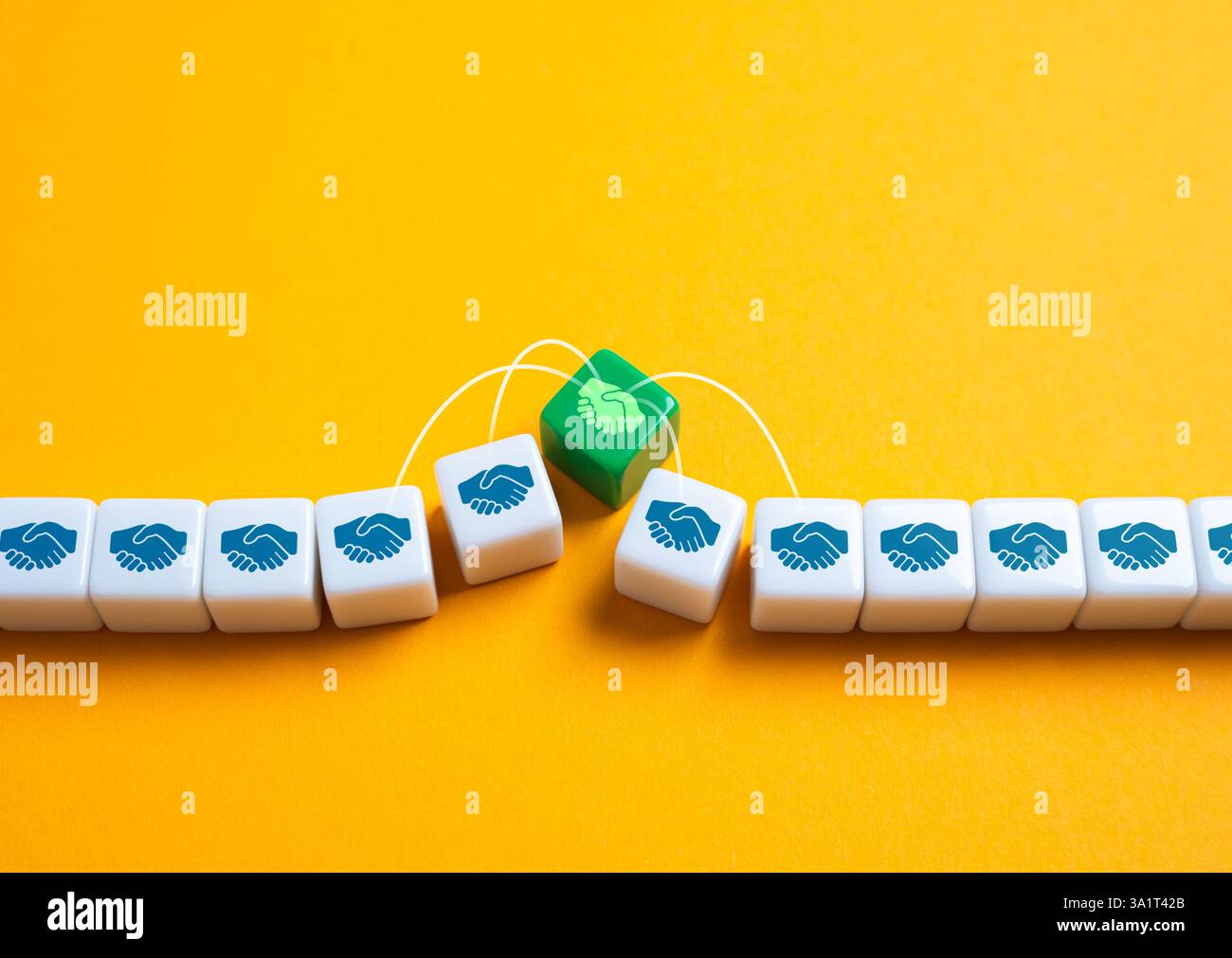 La dernière partie de l'accord après les arrangements préliminaires. Confirmation des conditions, des paiements et des obligations. Signature de contrat, échange de documents ou final Banque D'Images