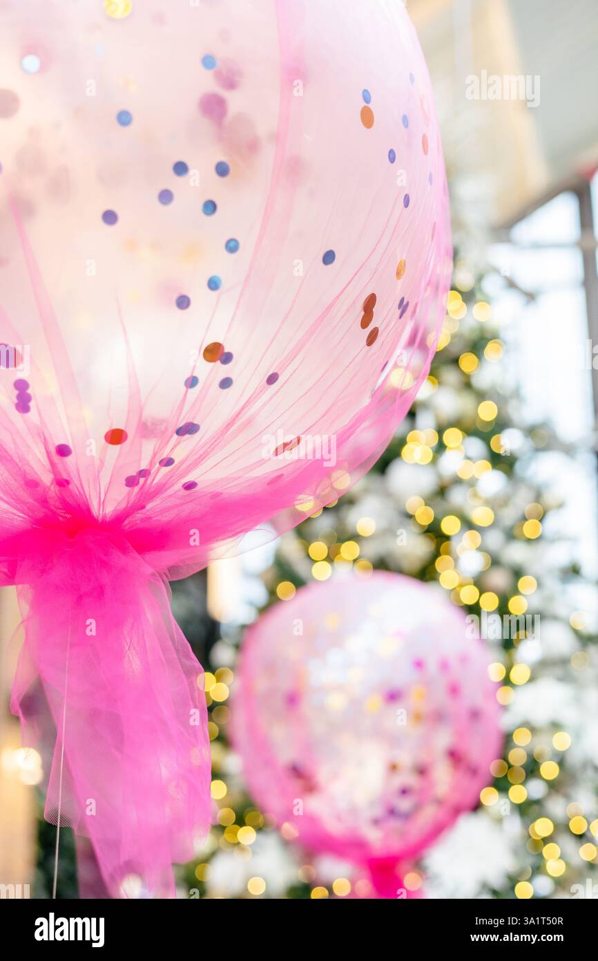 Grands ballons roses remplis de confettis pour fête de vacances. Banque D'Images
