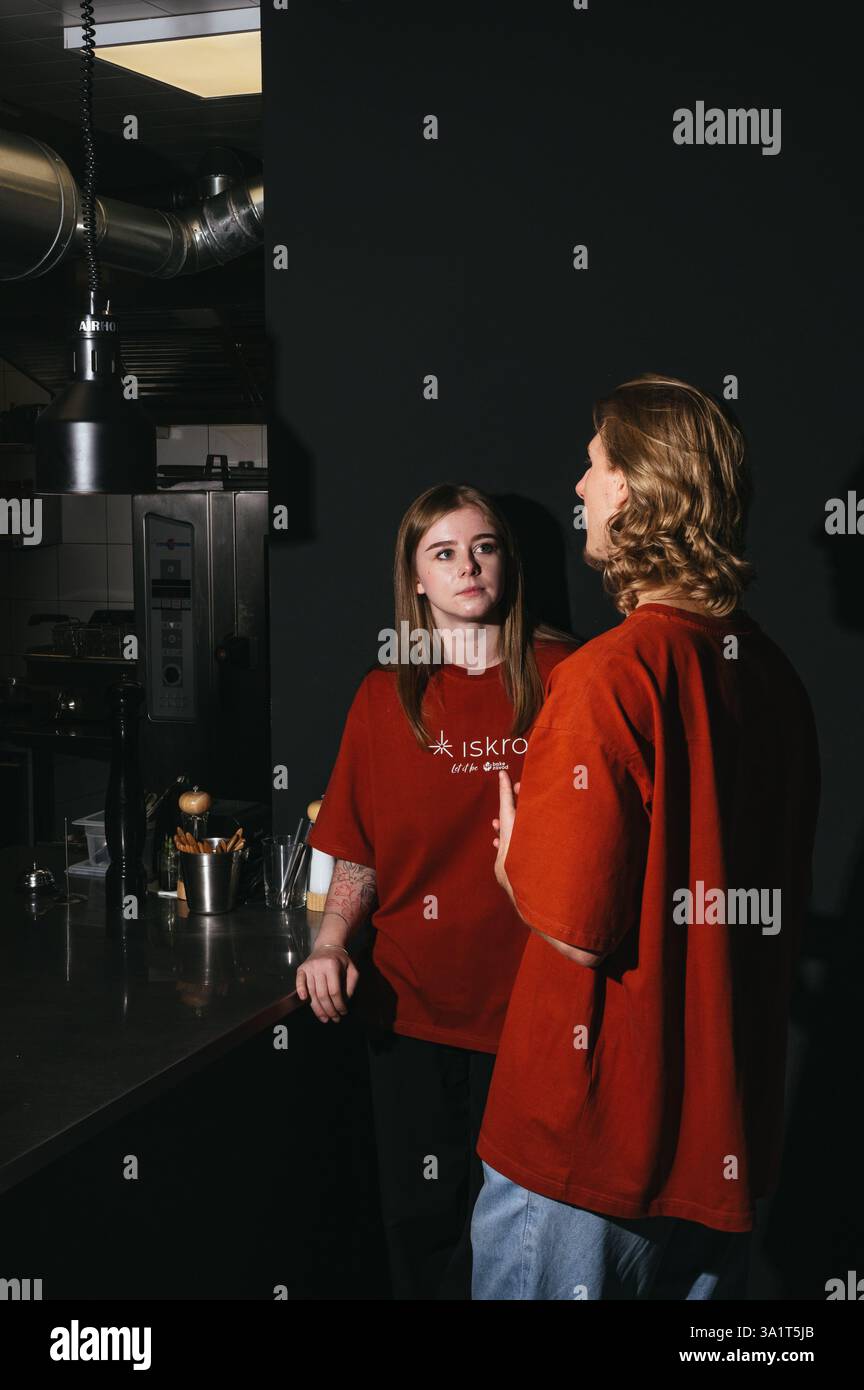 serveurs parlant dans la cuisine Banque D'Images