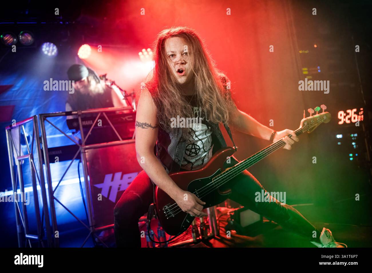 Oslo, Norvège. 26 février 2025. Le groupe de hard rock suédois H.E.A.T donne un concert au John Dee à Oslo. Ici, le bassiste Jimmy Jay est vu en direct sur scène. Banque D'Images