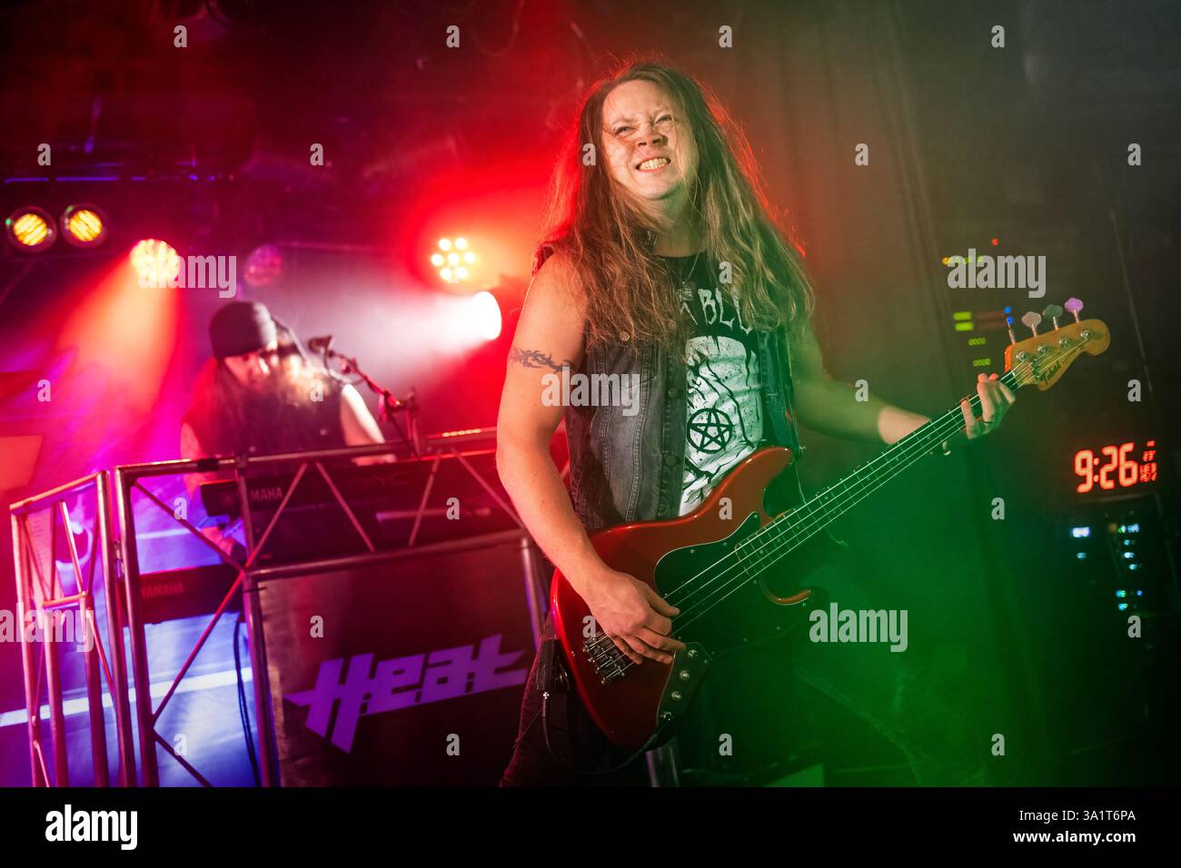 Oslo, Norvège. 26 février 2025. Le groupe de hard rock suédois H.E.A.T donne un concert au John Dee à Oslo. Ici, le bassiste Jimmy Jay est vu en direct sur scène. Banque D'Images