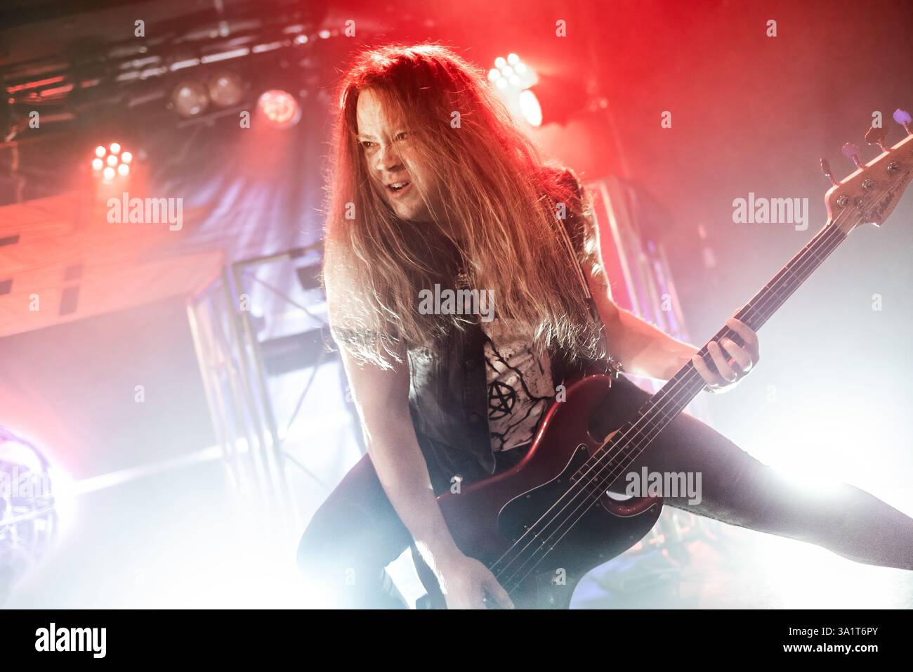 Oslo, Norvège. 26 février 2025. Le groupe de hard rock suédois H.E.A.T donne un concert au John Dee à Oslo. Ici, le bassiste Jimmy Jay est vu en direct sur scène. Banque D'Images