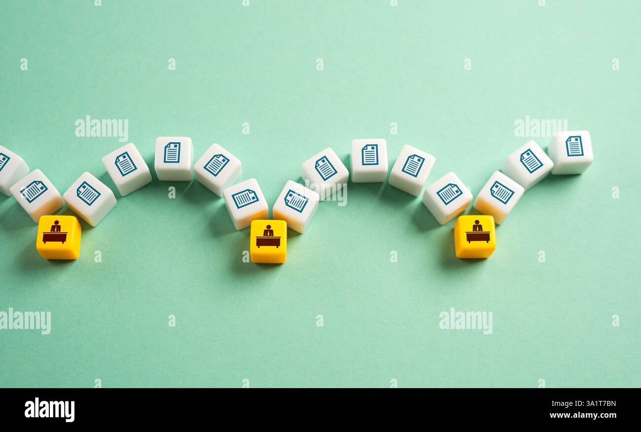 Bureaucratie et paperasserie. Processus lent de traitement des demandes et d'obtention des permis. Entraver les progrès, compliquant les approbations, les licences et les administrateurs Banque D'Images