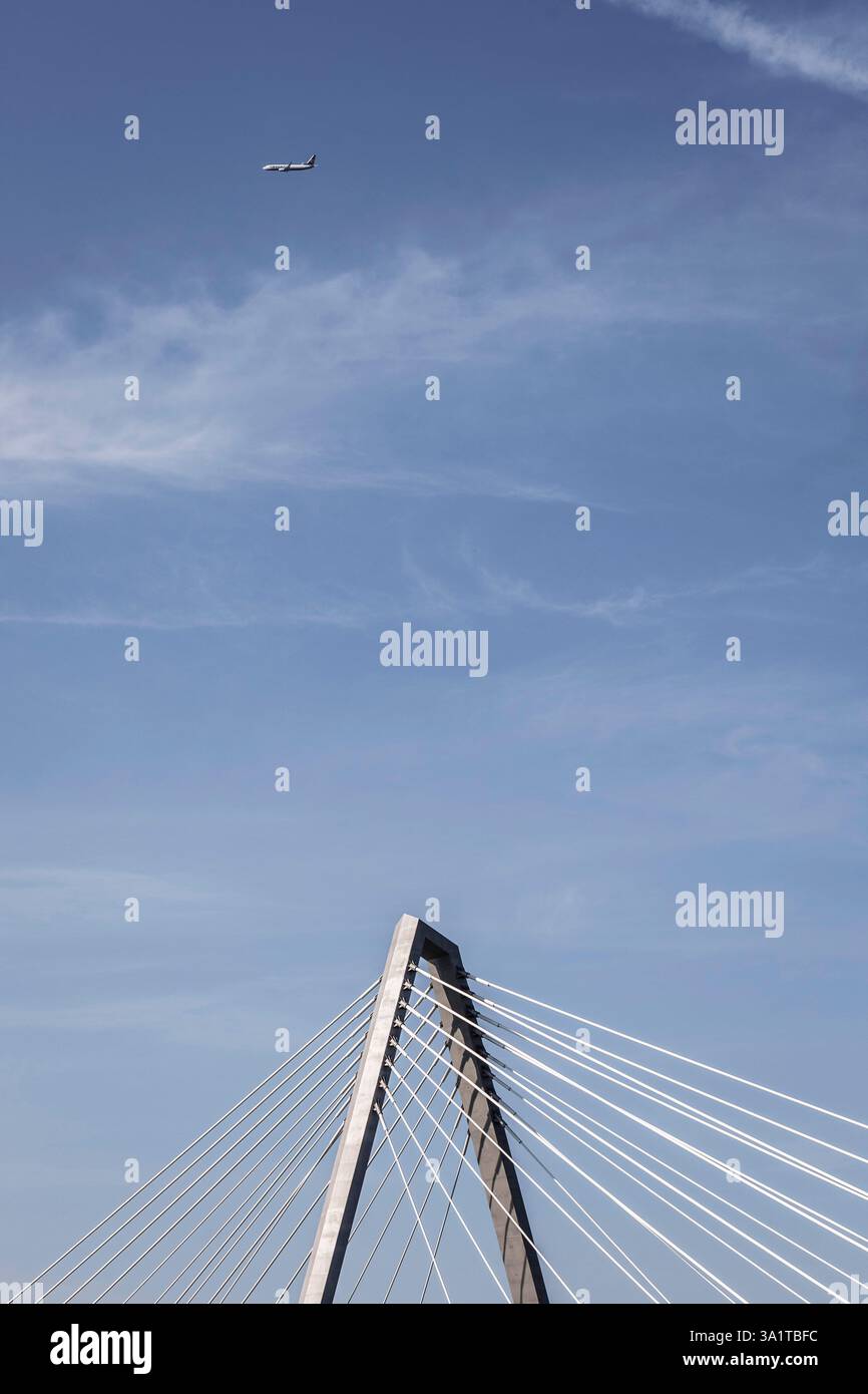 Un avion Ryanair au-dessus de l'un des pylônes du nouveau pont sur le Rhin de l'autoroute A1 entre Cologne et Leverkusen, Cologne, Allemagne. ein Ryana Banque D'Images
