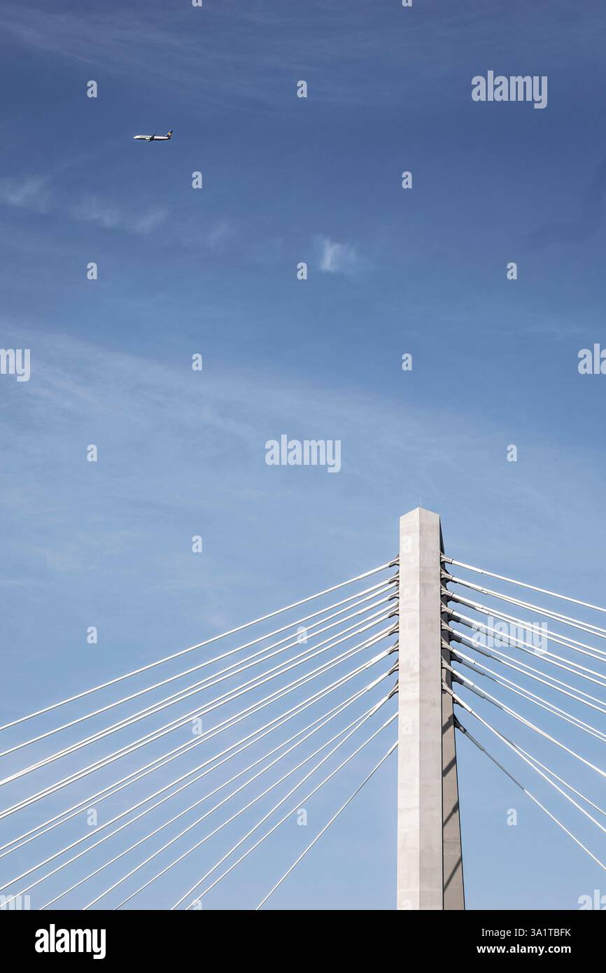 Un avion Ryanair au-dessus de l'un des pylônes du nouveau pont sur le Rhin de l'autoroute A1 entre Cologne et Leverkusen, Cologne, Allemagne. ein Ryana Banque D'Images