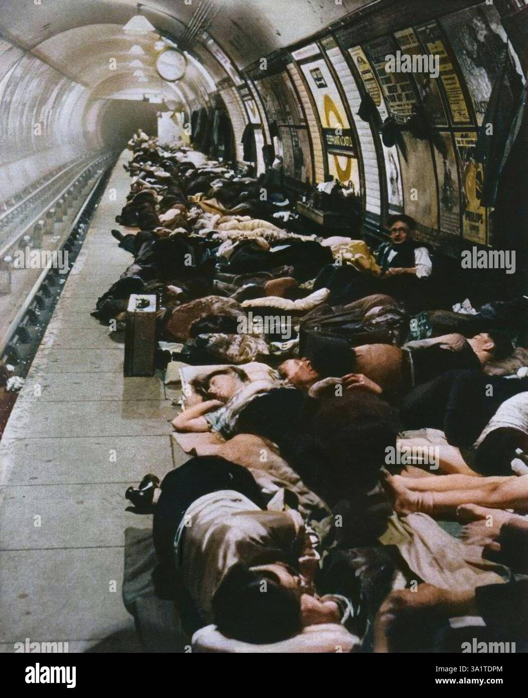 'Ceux qui sont allés dans des refuges ont commencé un nouveau type de vie nocturne, 11 novembre 1940', 1942. Résidents de Londres se réfugiant dans la station de métro Elephant and Castle pendant la Guerre mondiale IIe de "Frontline 1940-1941". [Bureau de papeterie de sa Majesté, Londres, 1942]. (Impression colorée en noir et blanc). Banque D'Images