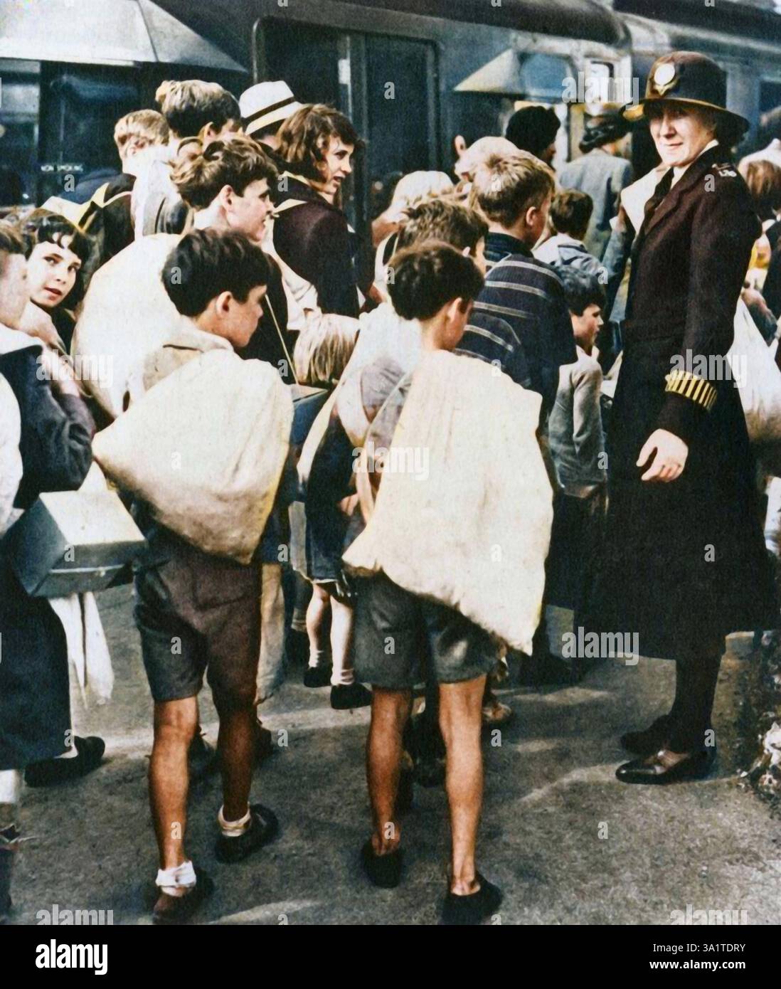 « Les enfants quittent Londres pour le pays », 1943. Les évacués britanniques échappent aux bombes pendant la seconde Guerre mondiale. Tiré de "Women's Institutes", par Cicely McCall. [Collins, Londres, 1943]. (Impression colorée en noir et blanc). Banque D'Images
