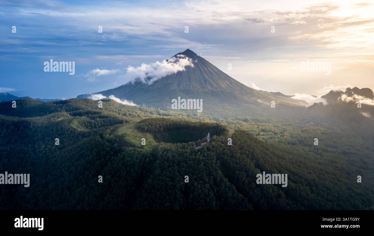 Majestueux Mont Inerie au lever du soleil – vue aérienne du volcan Flores Banque D'Images