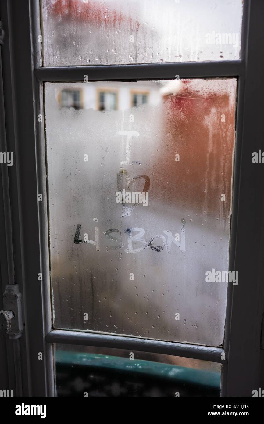 'I Love Lisbon' écrit à la main sur une fenêtre mouillée à Alfama Banque D'Images