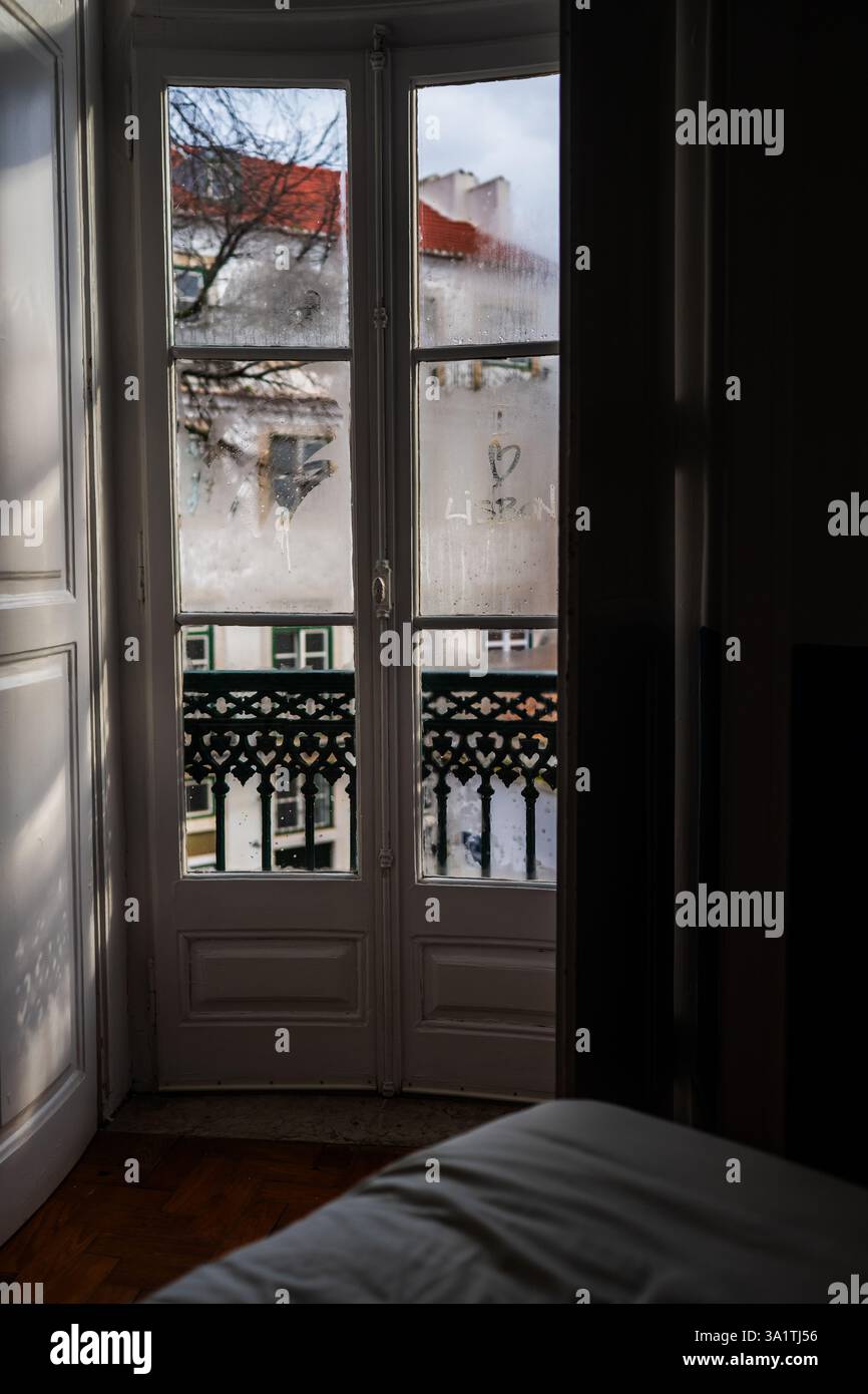 'I Love Lisbon' écrit à la main sur une fenêtre mouillée à Alfama Banque D'Images