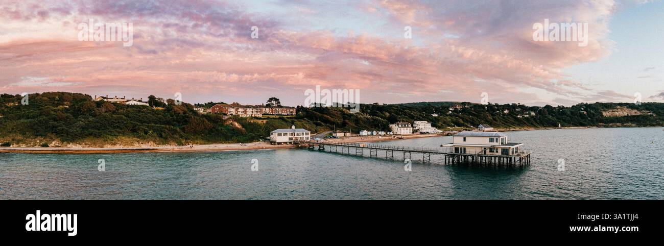 Le Peer à Totland un soir d'été avec un beau coucher de soleil Banque D'Images