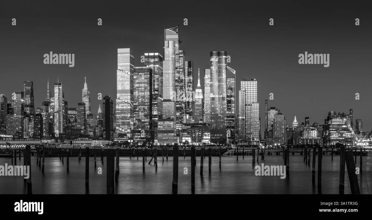New York City Hudson Yards gratte-ciel au crépuscule en noir et blanc. Midtown West Manhattan paysage urbain de l'autre côté de la rivière Hudson Banque D'Images
