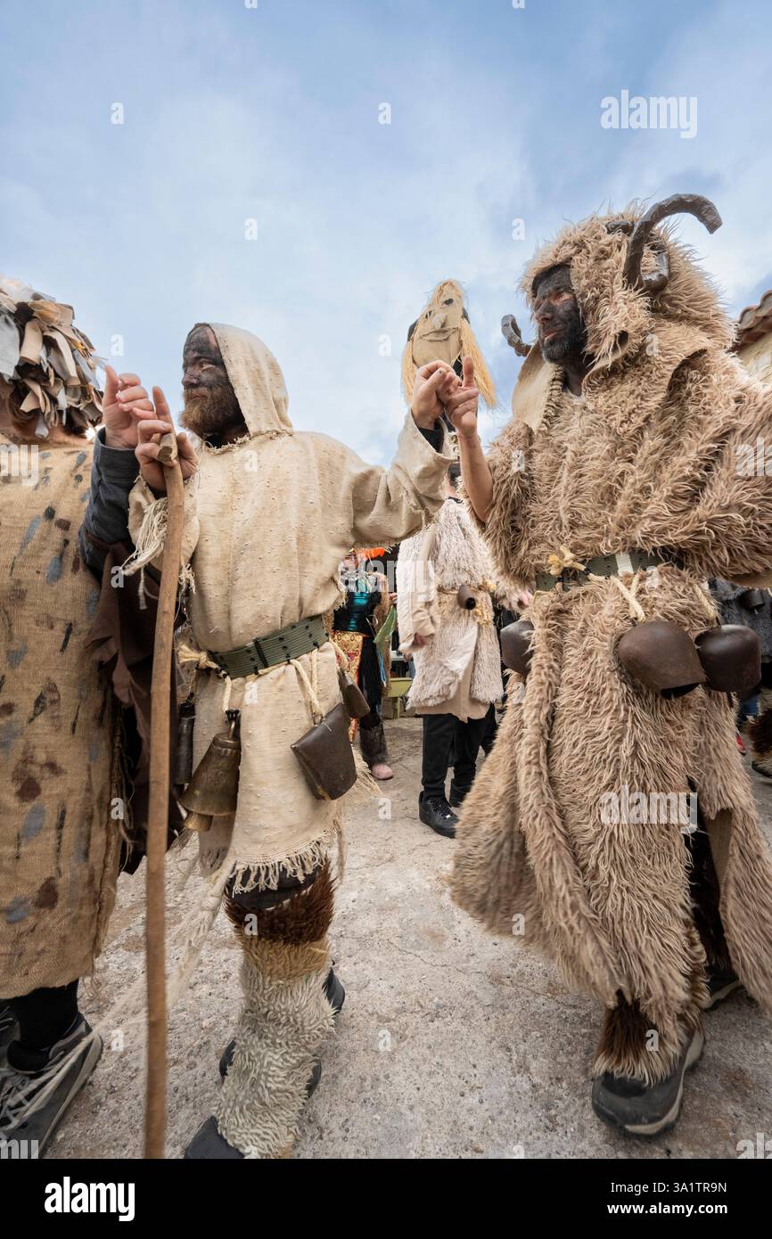 Des villageois habillés en bergers et en chèvres, avec des visages noirs de suie, dansant à un festival des droits du printemps, pendant Apokries, Carnaval, dans le village Banque D'Images