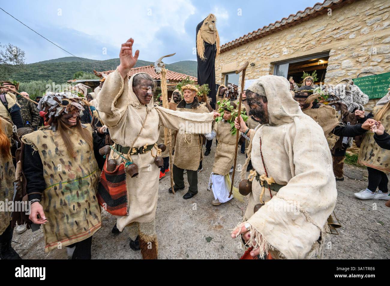 Des villageois habillés en bergers et en chèvres, avec des visages noirs de suie, dansant à un festival des droits du printemps, pendant Apokries, Carnaval, dans le village Banque D'Images