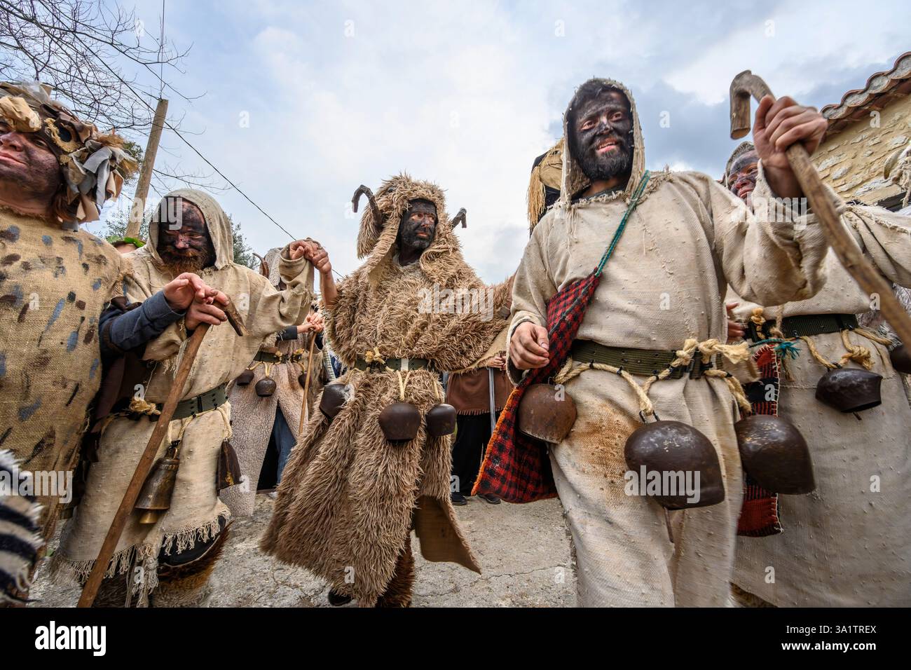 Des villageois habillés en bergers et en chèvres, avec des visages noirs de suie, dansant à un festival des droits du printemps, pendant Apokries, Carnaval, dans le village Banque D'Images