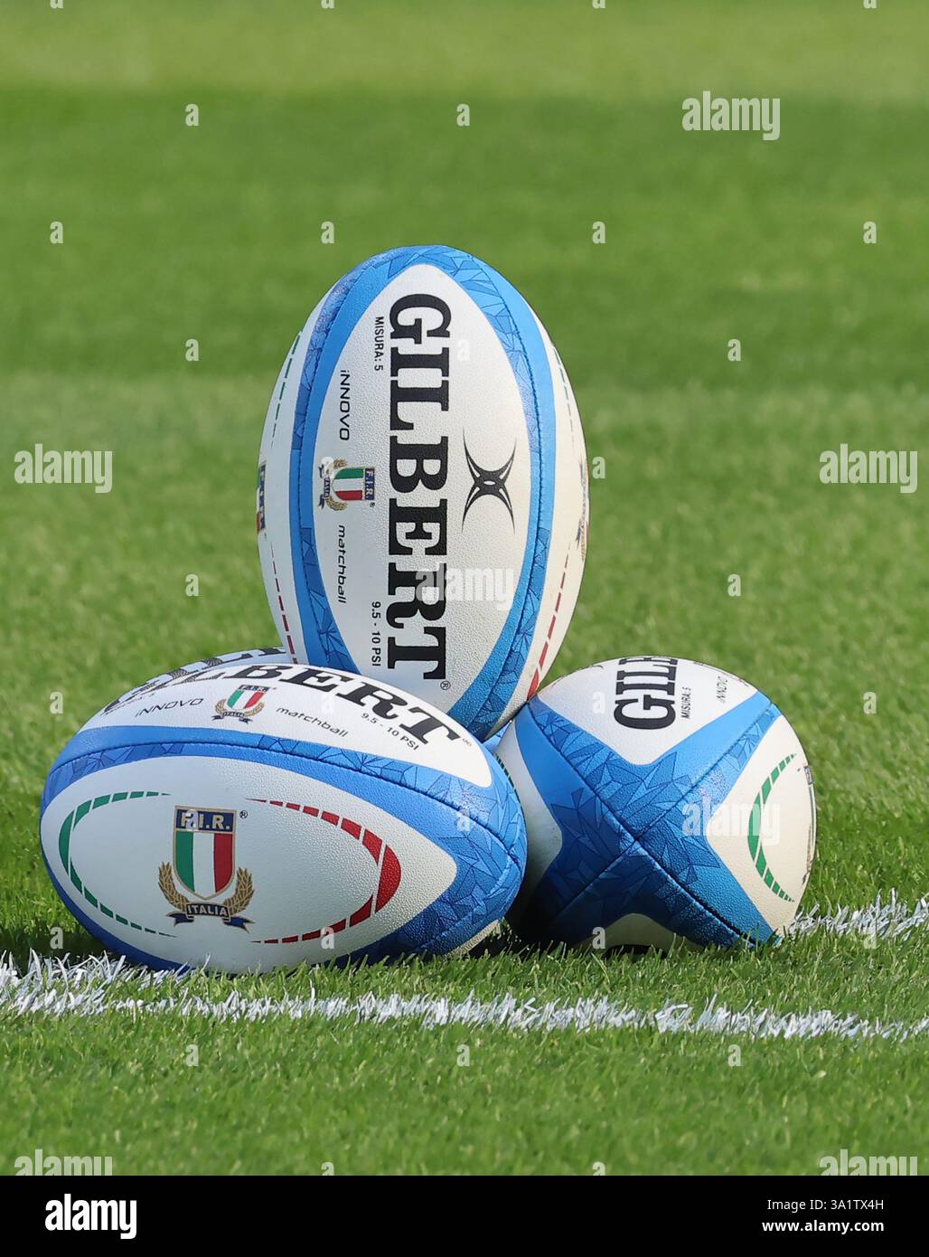 Londres, Royaume-Uni. 09 mars 2025. Ballons de rugby italiens avant le coup d'envoi lors de la quatrième manche du Championnat Guinness des six Nations hommes entre l'Angleterre et l'Italie au stade Allianz, Twickenham, Londres le 9 mars 2025 crédit : action Foto Sport/Alamy Live News Banque D'Images