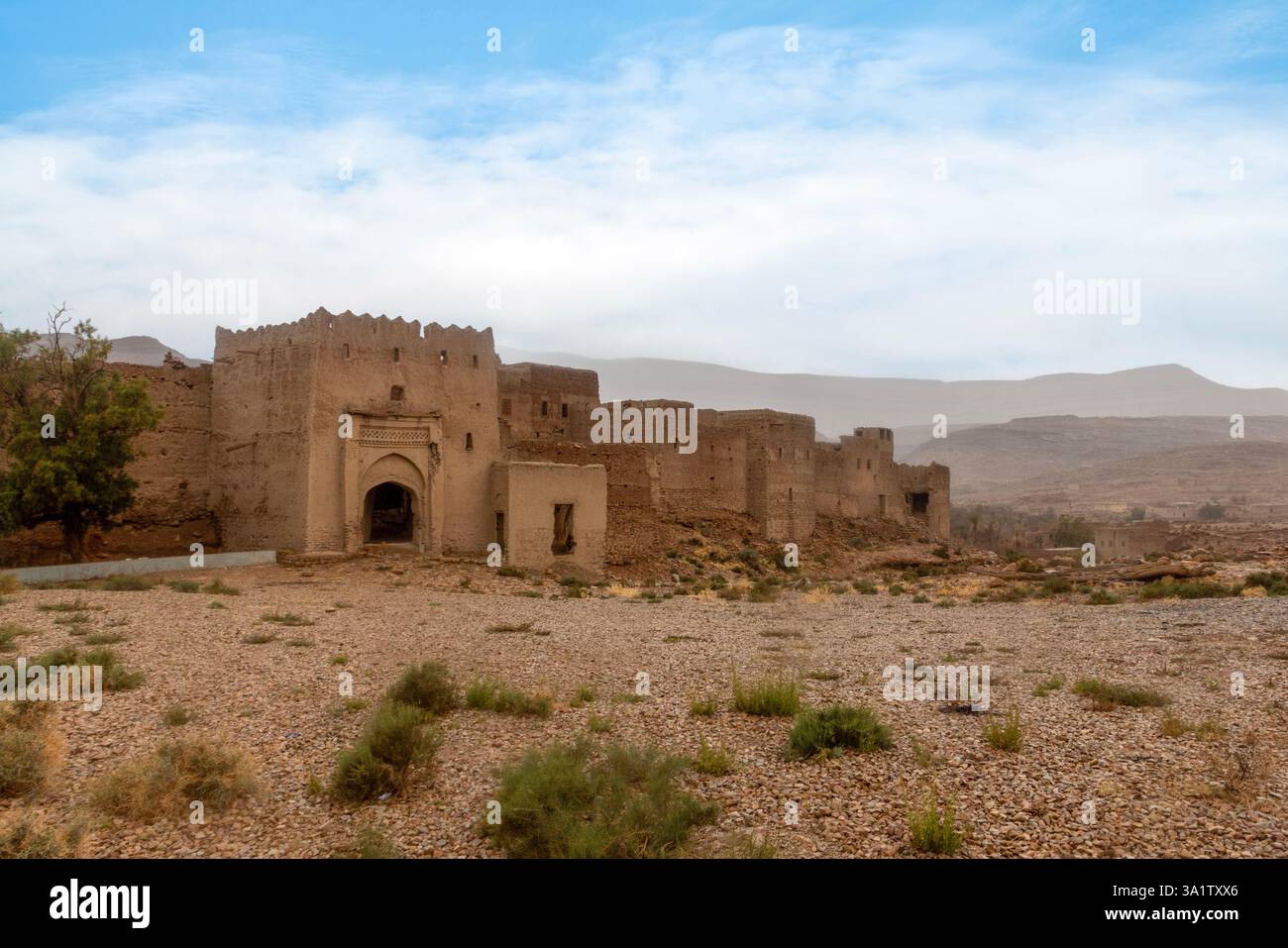 Les Gorges du Ziz près d'Errachidia, au Maroc, se trouvent dans les montagnes du Haut Atlas et présentent des ksars et des kasbahs traditionnels. Banque D'Images