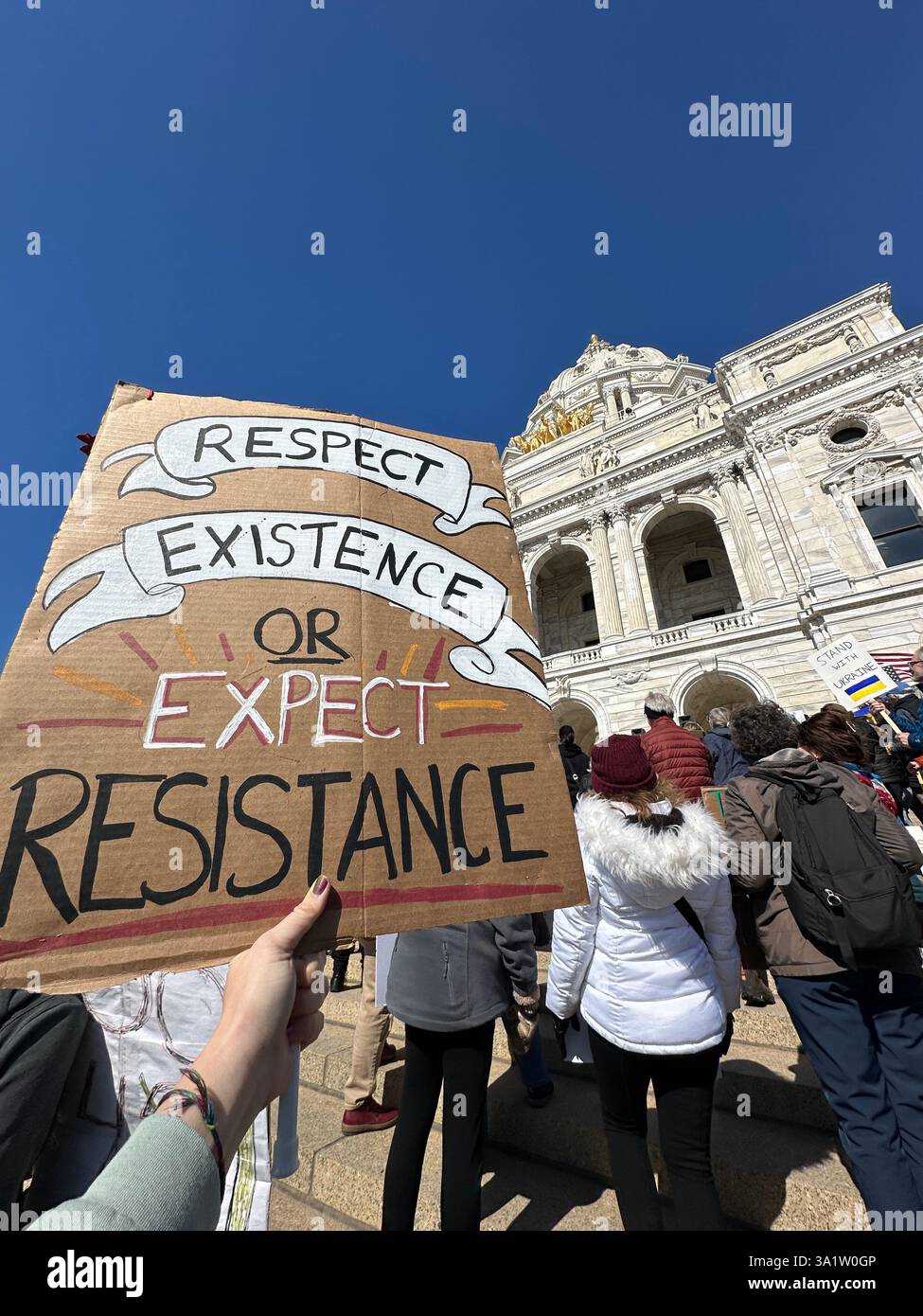 Panneau de protestation suspendu avec le capitole de l'État en arrière-plan - Image de stock capturée avec un smartphone