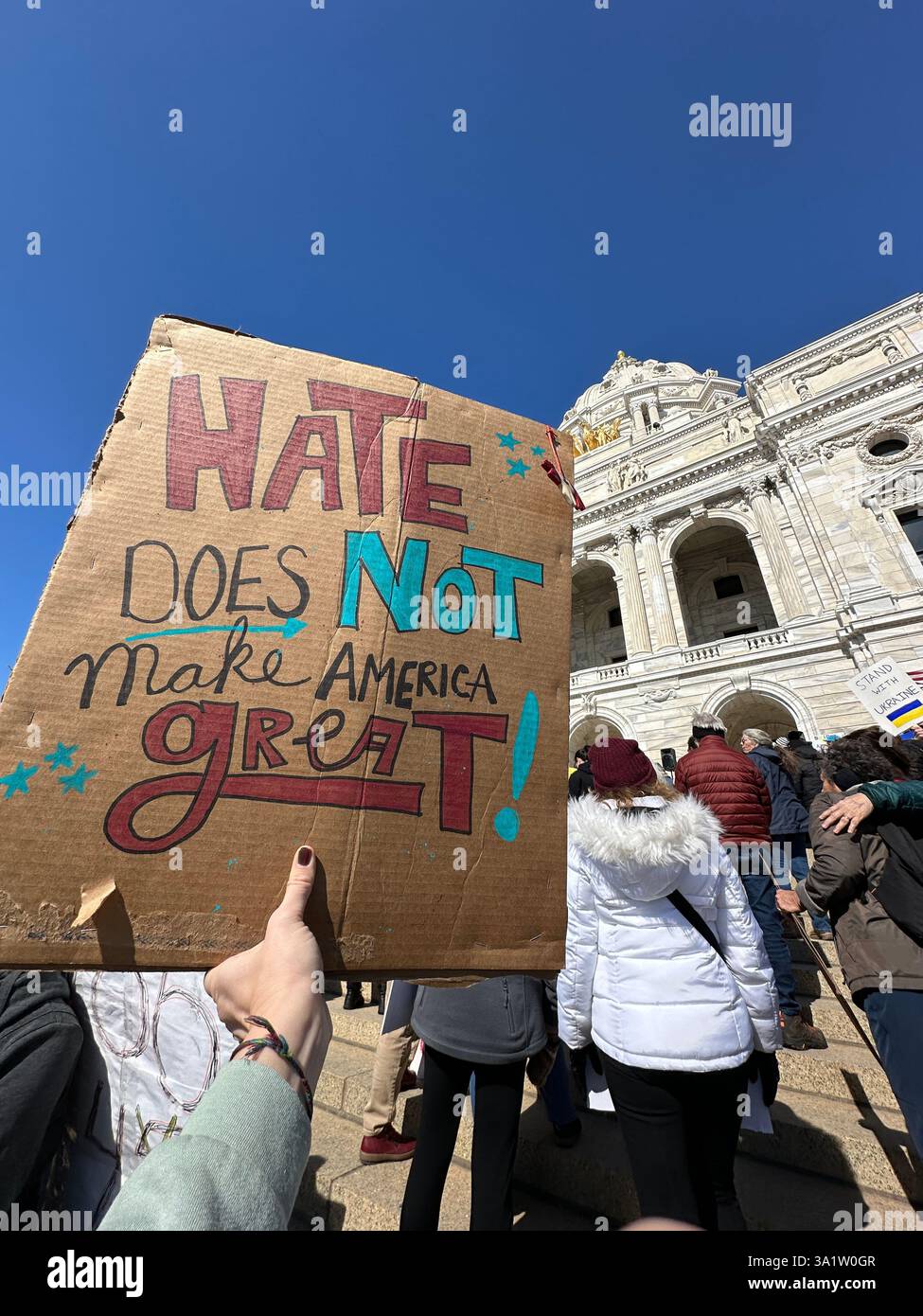 panneau de protestation avec le capitole de l'état en arrière-plan - Image de stock capturée avec un smartphone