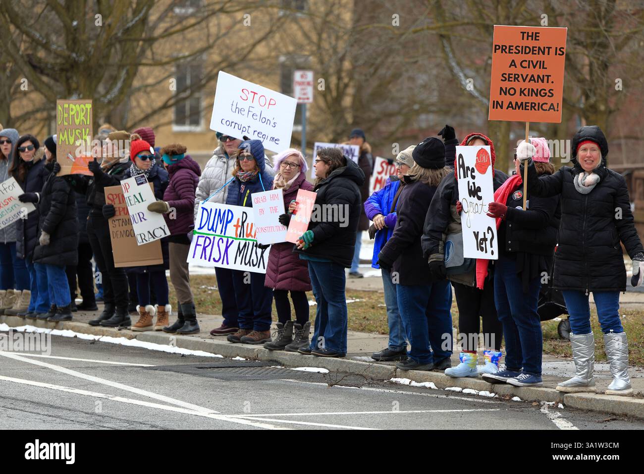 Canandaigua, NY, États-Unis - 8 mars 2025 - des manifestants manifestent pour soutenir les droits des femmes et exprimer leur frustration face aux récentes actions du gouvernement sur in Banque D'Images Canandaigua, NY, États-Unis - 8 mars 2025 - des manifestants manifestent pour soutenir les droits des femmes et exprimer leur frustration face aux récentes actions du gouvernement sur in Banque D'Images