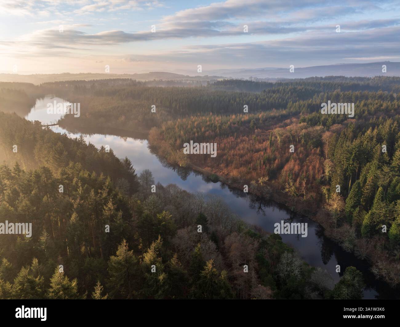 Vue aérienne du réservoir de Tottiford à l'aube par un matin d'hiver brumeux, parc national de Dartmoor, Devon, Angleterre. Hiver (février) 2025. Banque D'Images