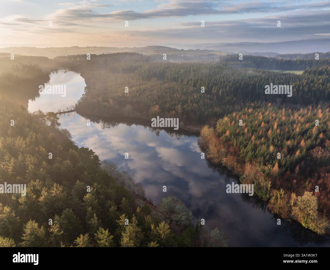 Vue aérienne du réservoir de Tottiford à l'aube par un matin d'hiver brumeux, parc national de Dartmoor, Devon, Angleterre. Hiver (février) 2025. Banque D'Images
