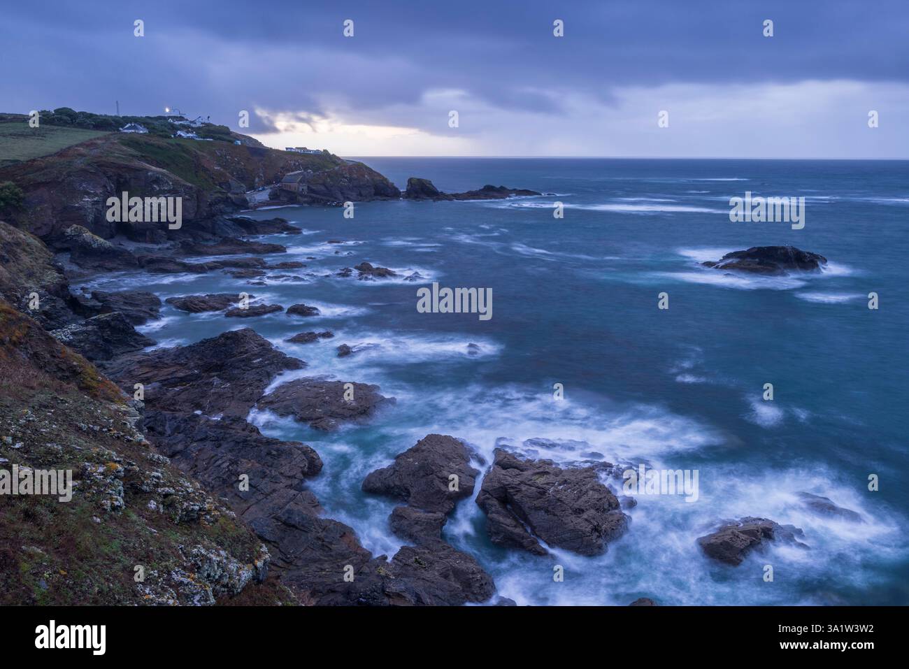 Vue de Polpeor Cove vers Lizard point, Cornouailles, Angleterre. Automne (septembre) 2024. Banque D'Images