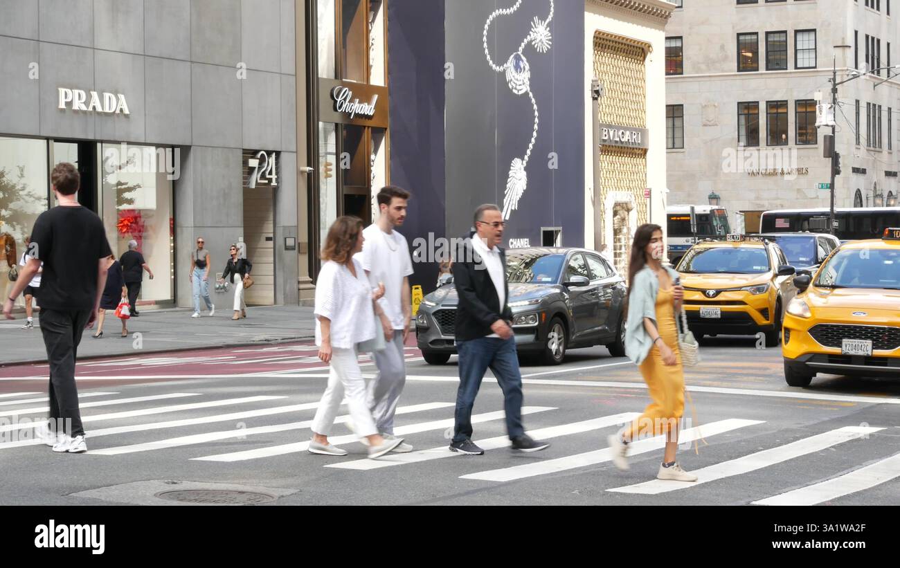 New York City, États-Unis - 11 septembre 2023 : Manhattan Midtown Street, Fifth 5 avenue. Trafic routier urbain américain, carrefour. Taxi jaune aux Etats-Unis. Piétons. Magasins. Banque D'Images