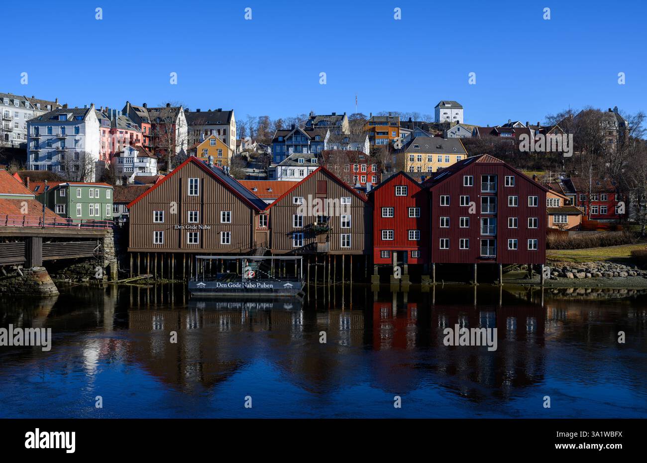 Trondheim, Norvège. 10 mars 2025. La forteresse de Kristiansten surplombe les maisons en bois typiques sur la rivière Nidelva à Trondheim. Après des journées pluvieuses avec des températures douces, la semaine dans la troisième plus grande ville de Norvège commence avec beaucoup de soleil. Crédit : Hendrik Schmidt/dpa/Alamy Live News Banque D'Images